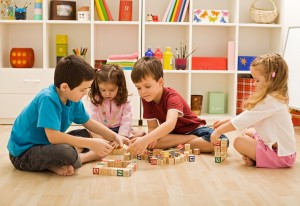 Enfants à l'école primaire et jouant avec des cubes